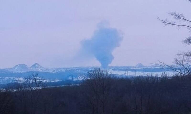 “Готуйтеся до найгіршого”: жителі Антрацита та навколишніх сел можуть залишитись без світла через пожежу на підстанції