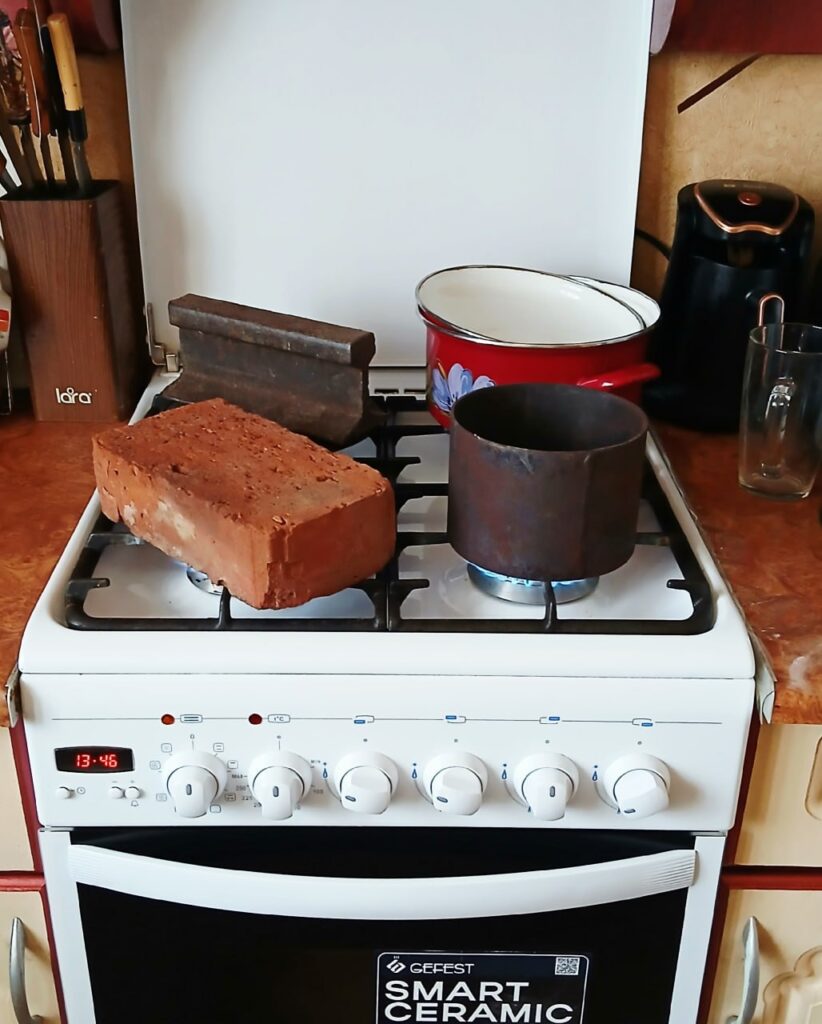 Цеглина, рейка та шматок труби. Жителі Алчевська показали, як гріються