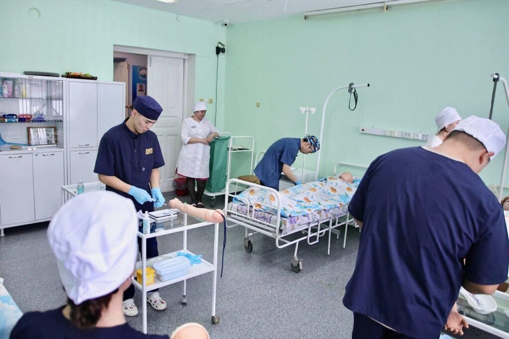 На окуповану Луганщину, щоб подолати кадровий дефіцит, росіяни привезуть 40 студентів-медиків з Алтая