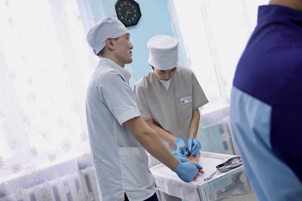 На окуповану Луганщину, щоб подолати кадровий дефіцит, росіяни привезуть 40 студентів-медиків з Алтая