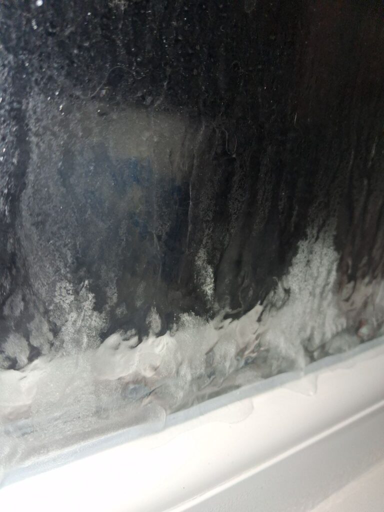 В Алчевську на окупованій території жителі показали замерзлі зсередини вікна