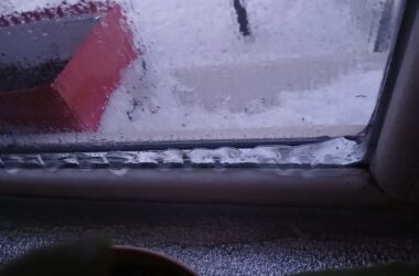 В Алчевську на окупованій території жителі показали замерзлі зсередини вікна