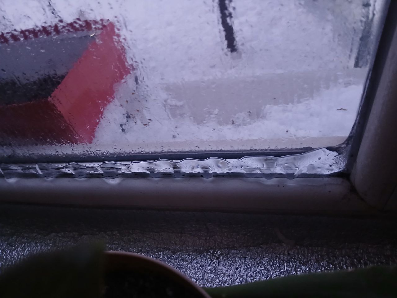 В Алчевську на окупованій території жителі показали замерзлі зсередини вікна