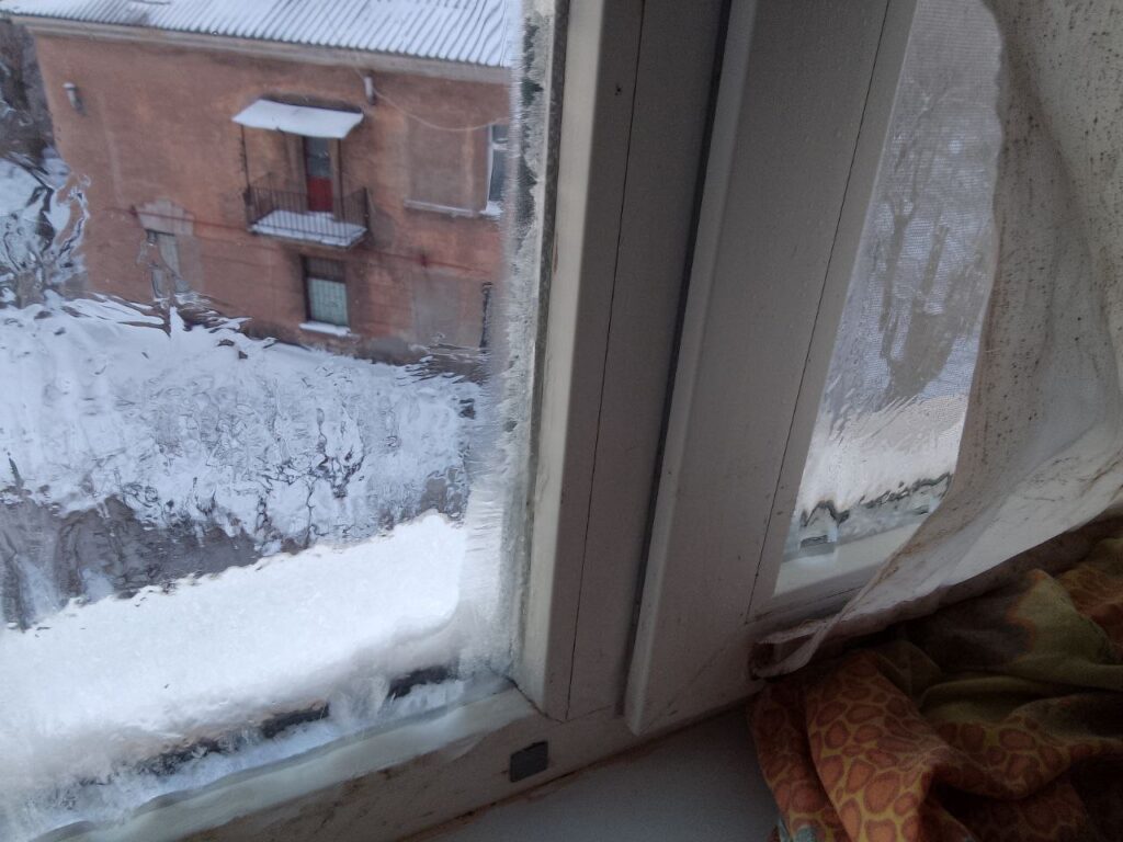 В Алчевську на окупованій території жителі показали замерзлі зсередини вікна