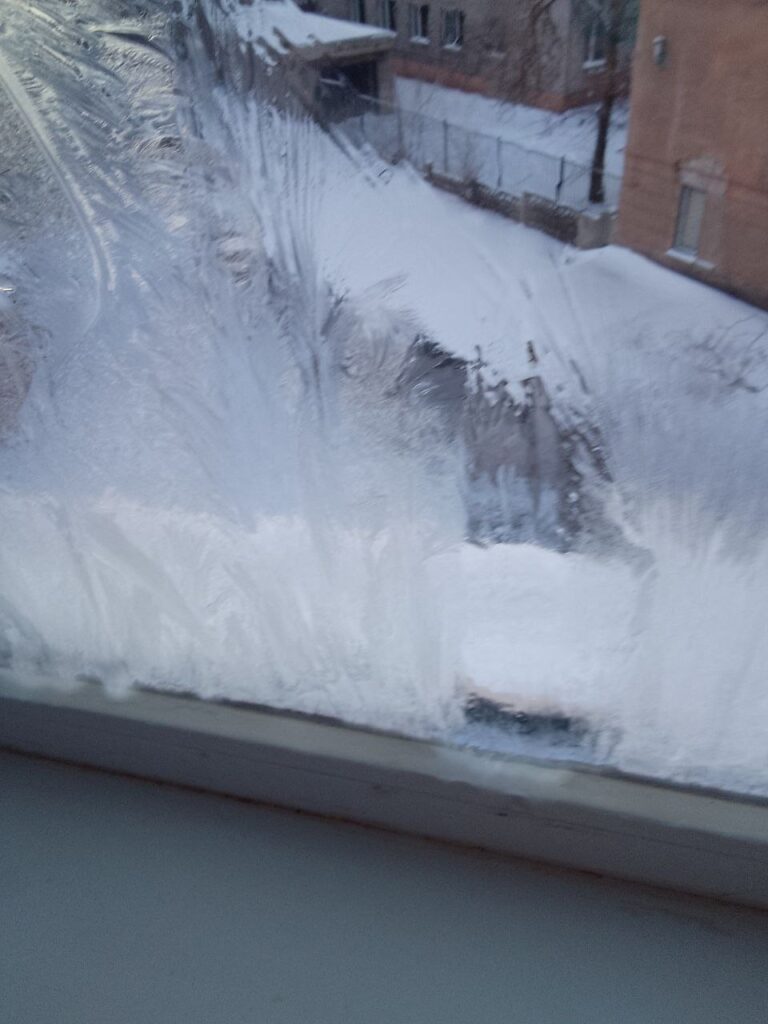 В Алчевську на окупованій території жителі показали замерзлі зсередини вікна