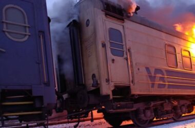 На Харківщині окупанти вдарили по пасажирському потягу, який курсує в напрямку прифронтової Донеччини: поранені дві людини