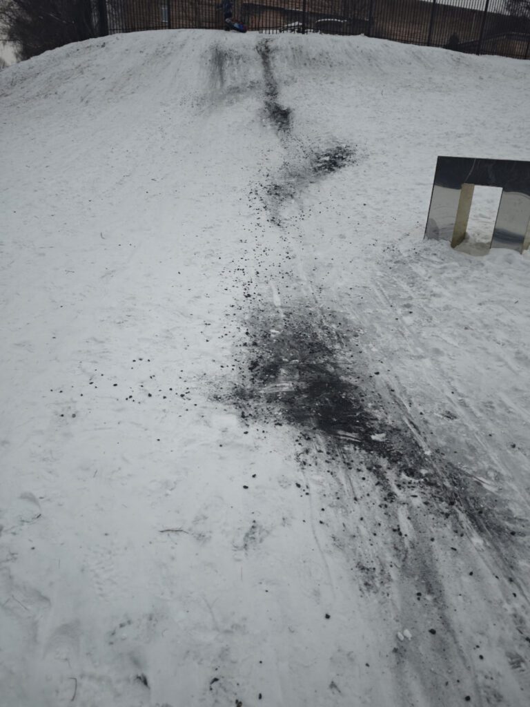 В окупованому Алчевську дітям заборонили кататися з гірки: схили засипали вугіллям