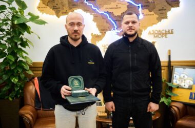 У Київській обласній військовій адміністрації нагородили журналіста, який врятував 4-річну дівчинку