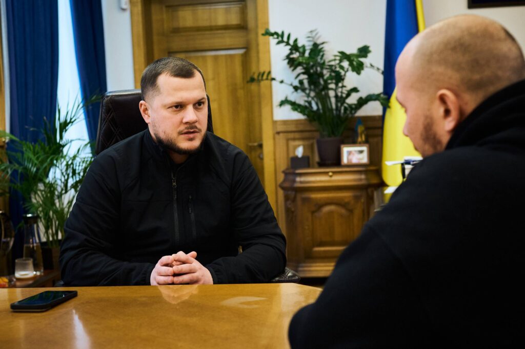 У Київській обласній військовій адміністрації нагородили журналіста, який врятував 4-річну дівчинку