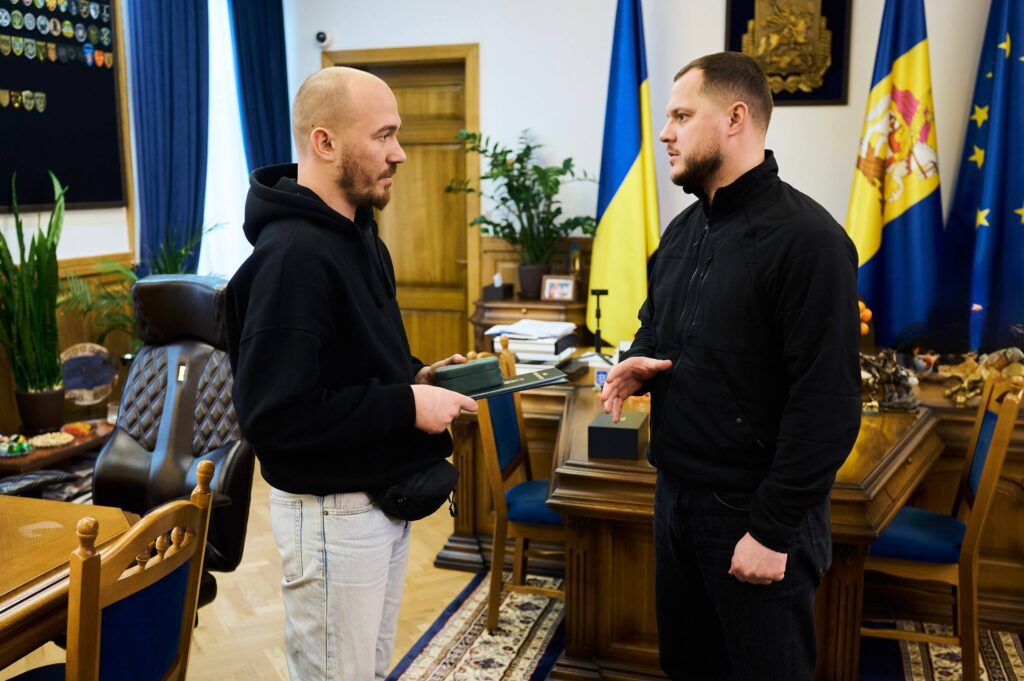 У Київській обласній військовій адміністрації нагородили журналіста, який врятував 4-річну дівчинку