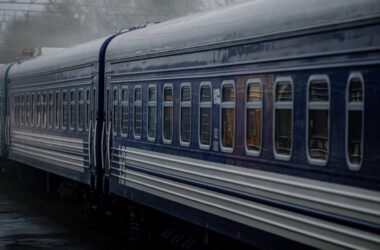 Рух потягів між Дніпром та Запоріжжям обмежено через атаки окупантів, — Укрзалізниця