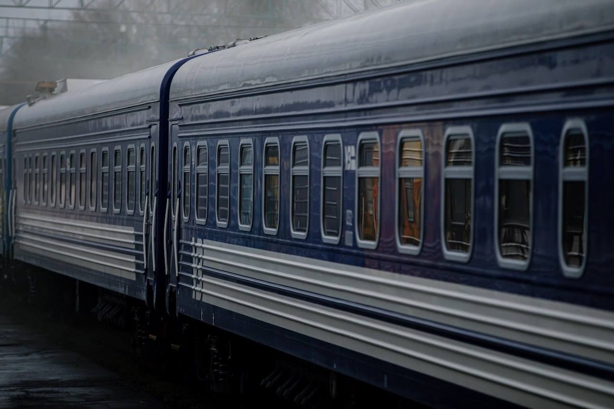 Рух потягів між Дніпром та Запоріжжям обмежено через атаки окупантів, — Укрзалізниця