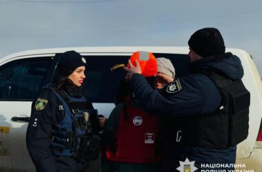 На Херсонщині зі ще одного обстрілюваного російськими військами села вивезли останню дитину з батьками