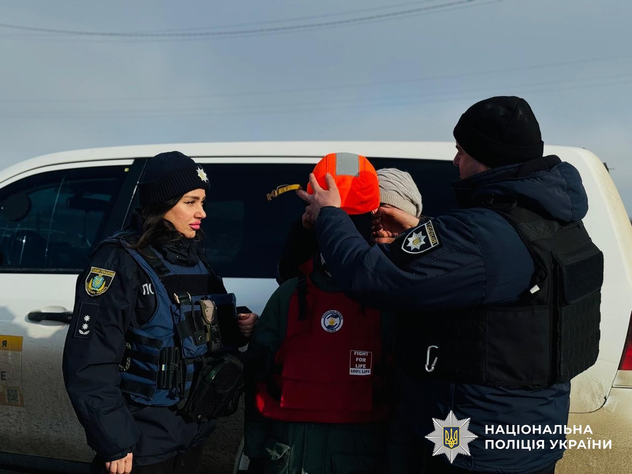 На Херсонщині зі ще одного обстрілюваного російськими військами села вивезли останню дитину з батьками