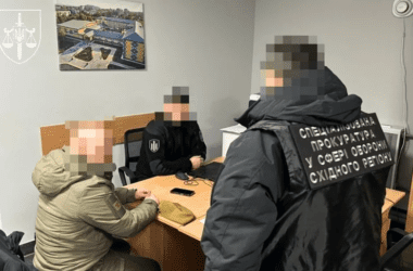 У Краматорську затримали командира військової частини, якого підозрюють у придбанні неіснуючих дронів