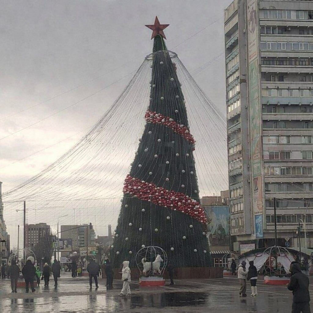 В окупованому Луганську “здуло” головну міську ялинку