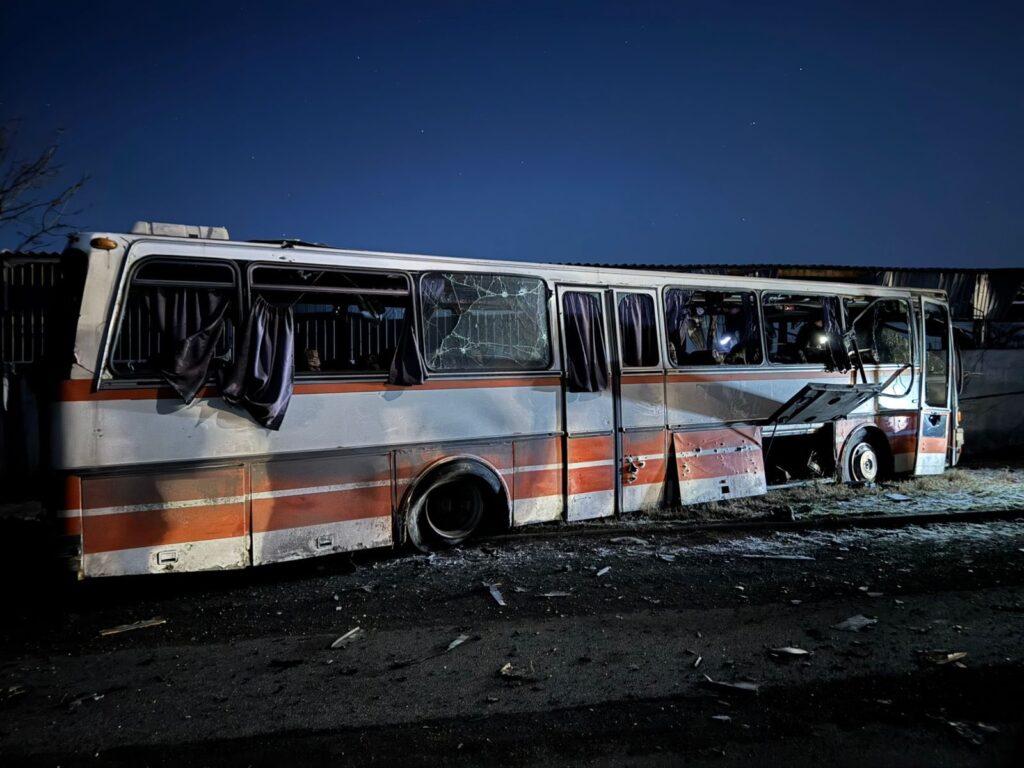 Кількість загиблих унаслідок атаки на автобус із шахтарями зросла до 16: людей атакували &ldquo;Шахеди&rdquo; на онлайн-управлінні