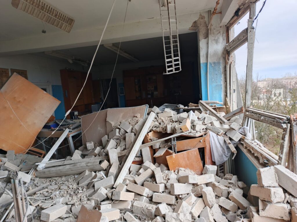 Російські війська завдали удару по головному корпусу Херсонського державного університету(фото)