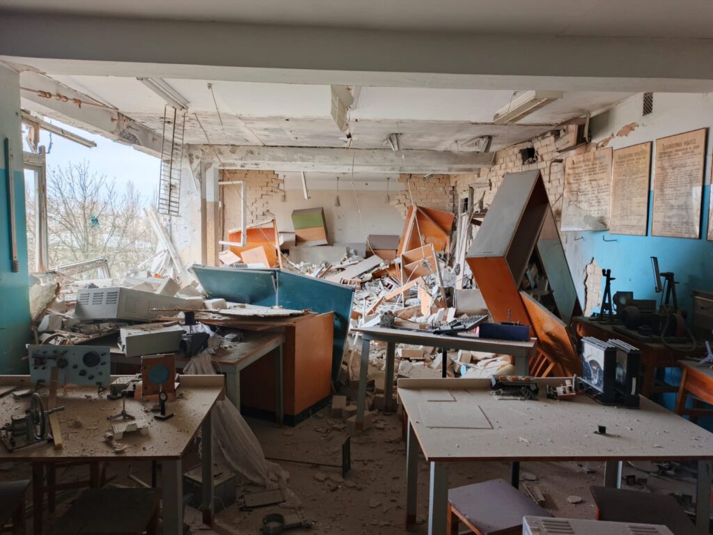 Російські війська завдали удару по головному корпусу Херсонського державного університету(фото)