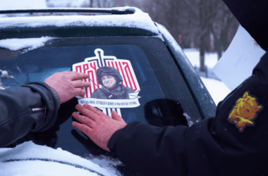 В окупованому Донецьку на автівки місцевих мешканців наклеювали портрети ліквідованого бойовика «Мотороли»