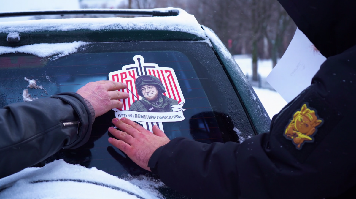 В окупованому Донецьку на автівки місцевих жителів наклеювали портрети ліквідованого бойовика «Мотороли»