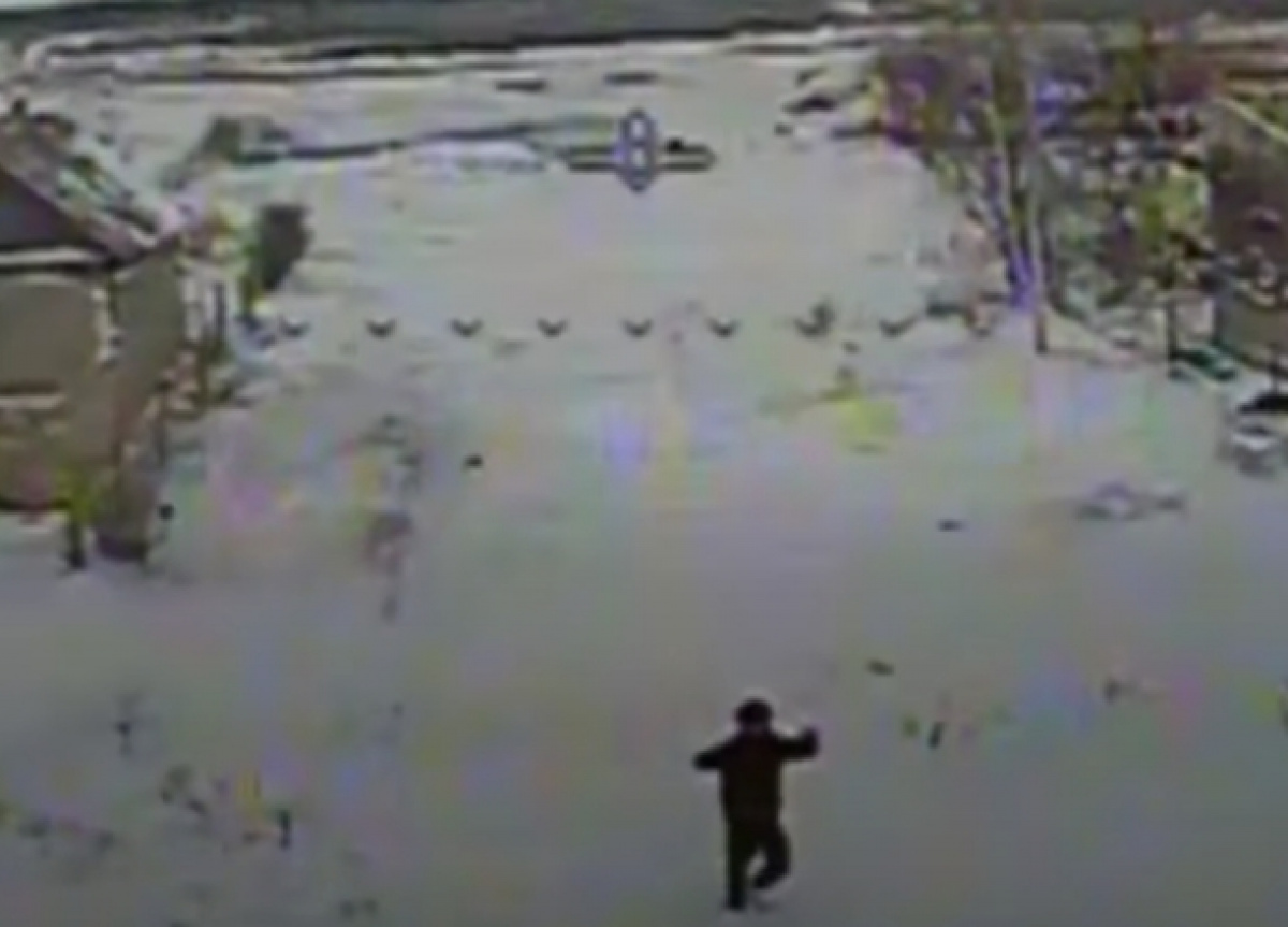 Українські військові за допомогою FPV-дрона захопили в полон російського солдата