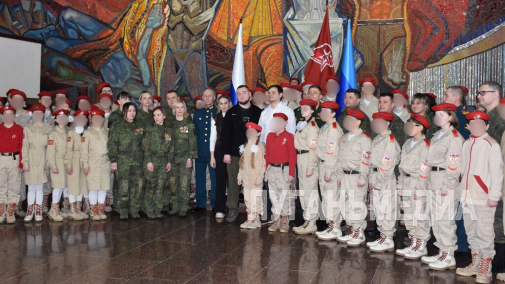 Юнармія, “музеї СВО” і сцени з загиблими: як мілітаризація на ТОТ стала частиною шкільної програми