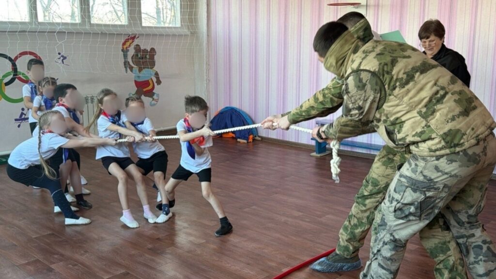 Юнармія, “музеї СВО” і сцени з загиблими: як мілітаризація на ТОТ стала частиною шкільної програми