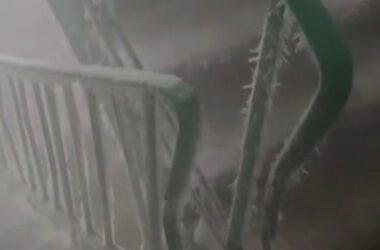 У Макіївці під’їзд багатоповерхівки вкрився кригою через прорив гарячої води