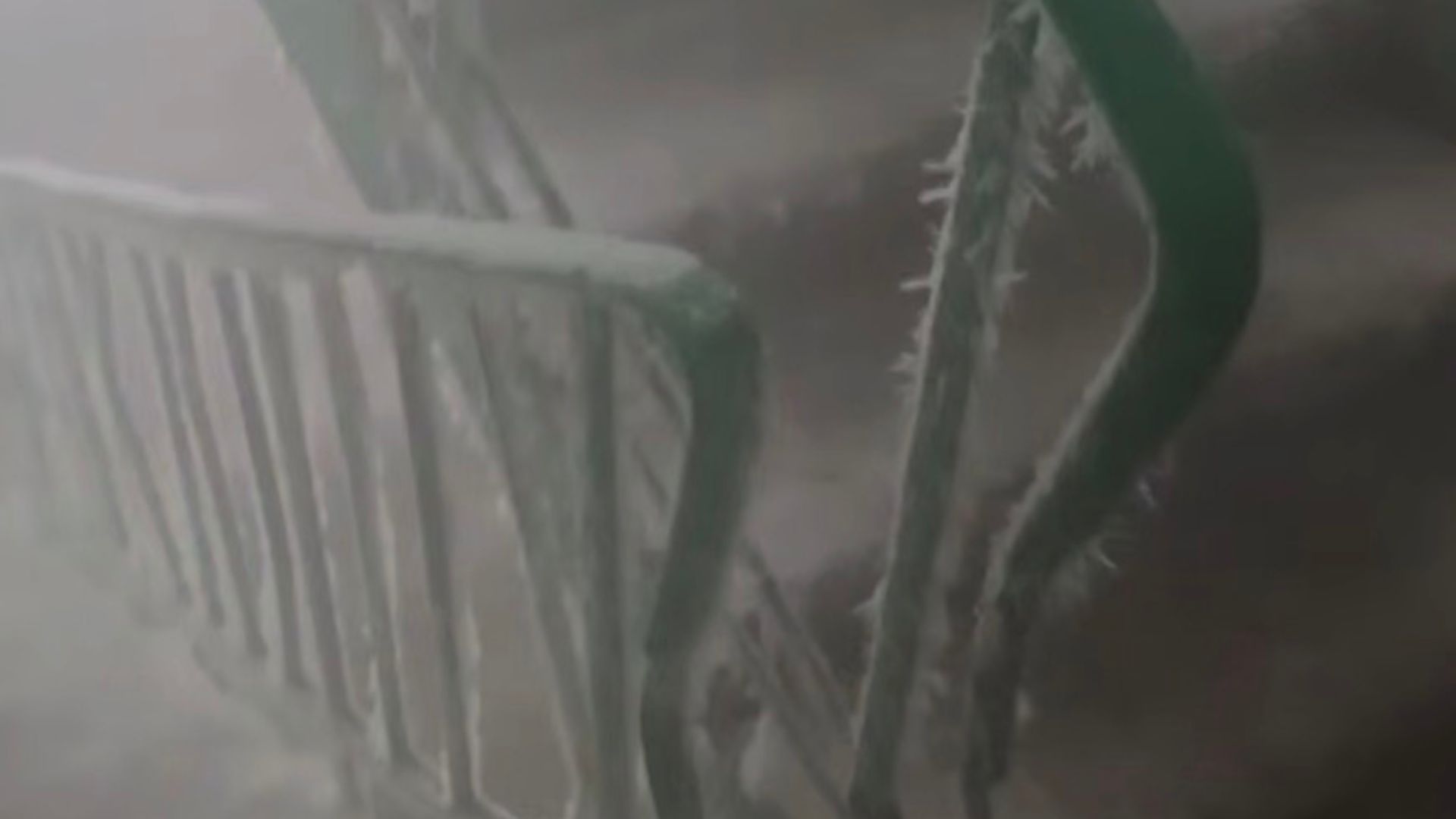 У Макіївці під’їзд багатоповерхівки вкрився кригою через прорив гарячої води