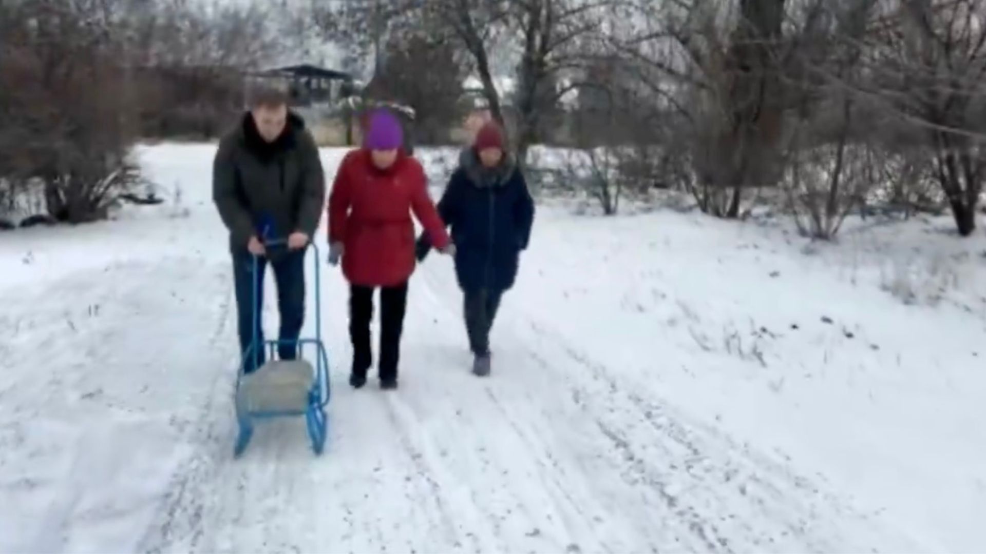 Понад три місяці без води: мешканці Кіровського району окупованого Донецька топлять сніг і збирають дощ