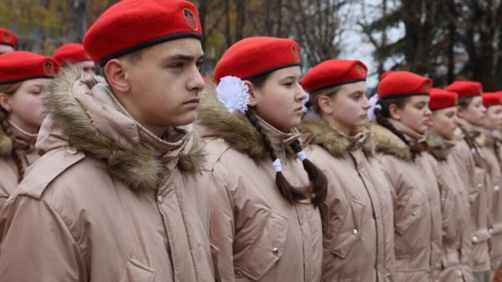 Мілітаризація дітей: донецька школа ховає на війні своїх випускників “партіями”