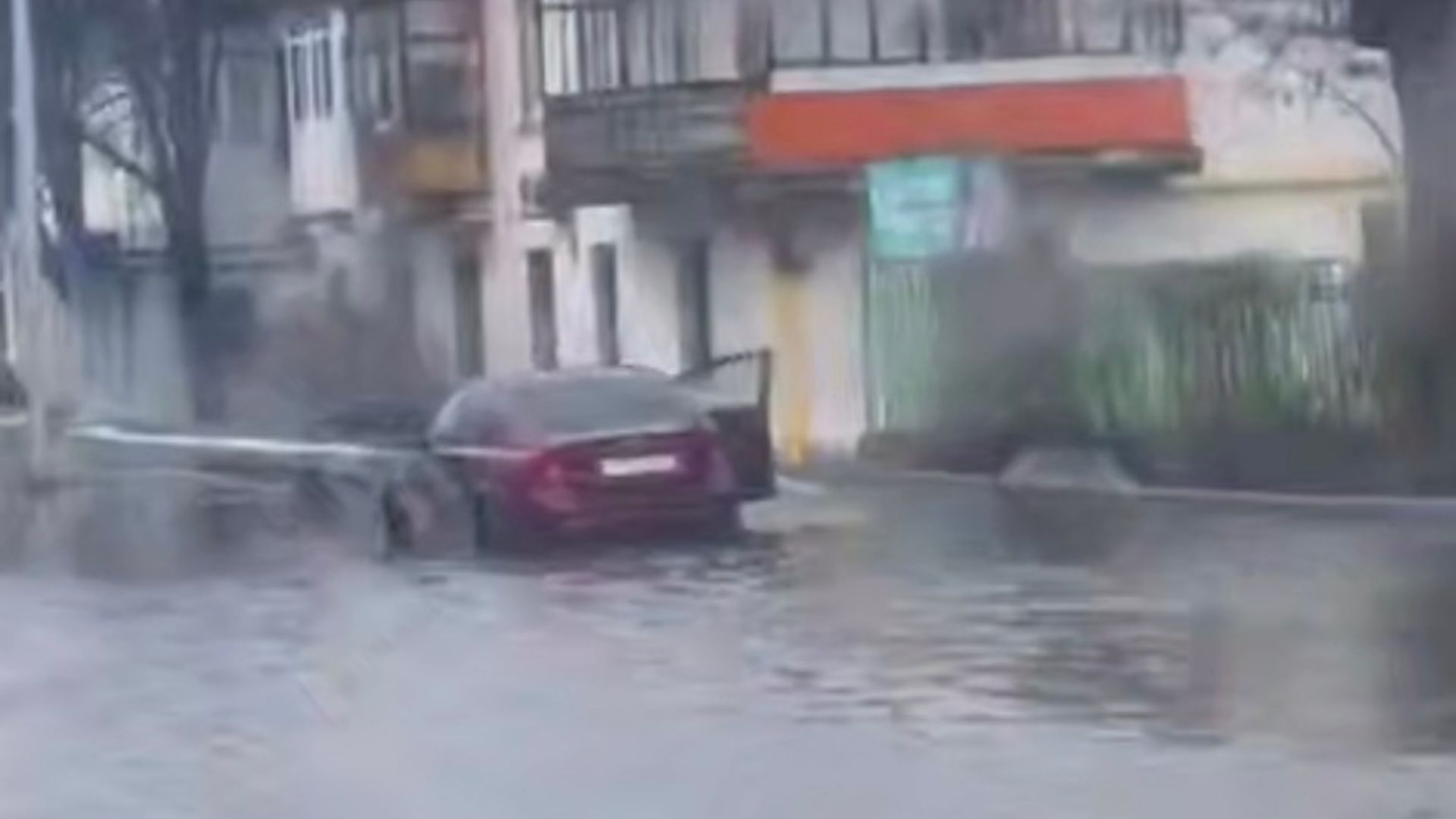 Луганськ після відлиги пішов під воду: двори й дороги перетворилися на суцільні потоки, а окупанти називають це “Венецією”