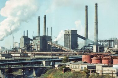 На Алчевському коксохімі впала труба одного з цехів, — місцеві жителі