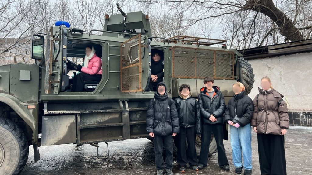 Юнармія, “музеї СВО” і сцени з загиблими: як мілітаризація на ТОТ стала частиною шкільної програми