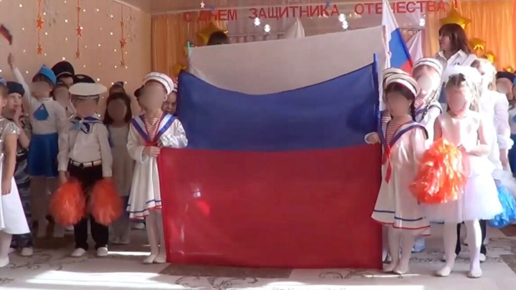 Юнармія, “музеї СВО” і сцени з загиблими: як мілітаризація на ТОТ стала частиною шкільної програми