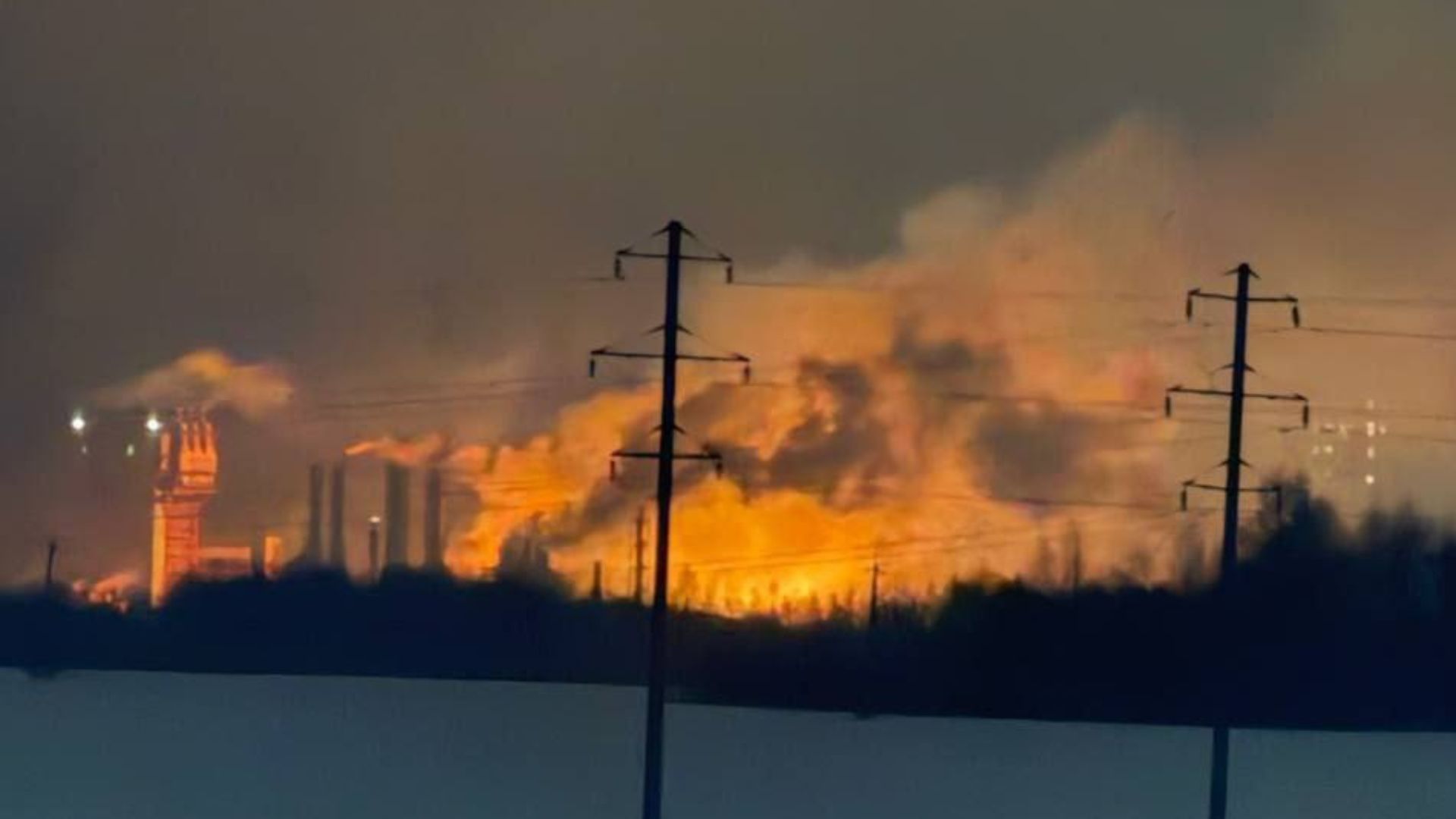 Пошкоджені виробничі потужності та розкидані уламки &mdash; зʼявилися фотографії наслідків удару по заводі в російському Дорогобужі