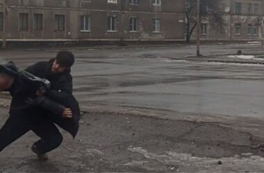 В окупованій Горлівці затримали неадекватного чоловіка кавказької зовнішності, який кидавс з кулаками на перехожих