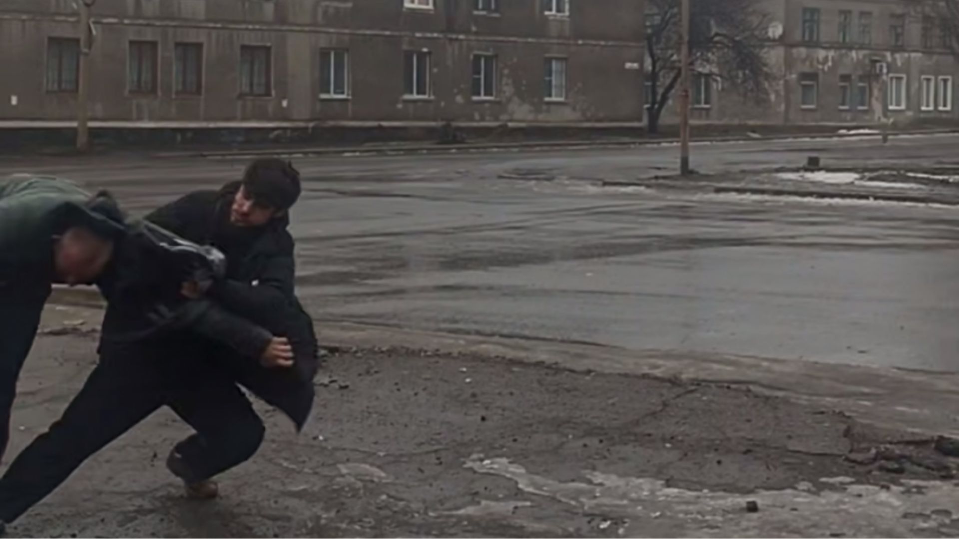 В окупованій Горлівці затримали неадекватного чоловіка кавказької зовнішності, який кидавс з кулаками на перехожих