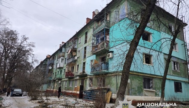 Поліція зафільмувала порятунок дітей із пошкодженої багатоповерхівки у Краматорську