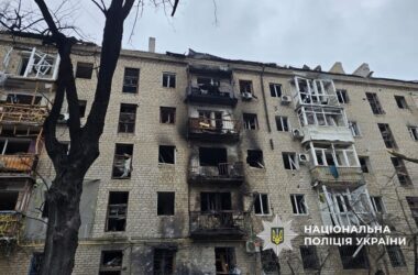 Поліція зафільмувала порятунок дітей із пошкодженої багатоповерхівки у Краматорську