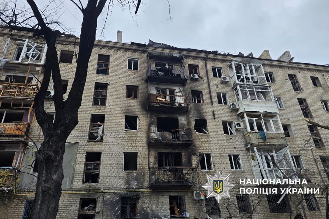 Поліція зафільмувала порятунок дітей із пошкодженої багатоповерхівки у Краматорську