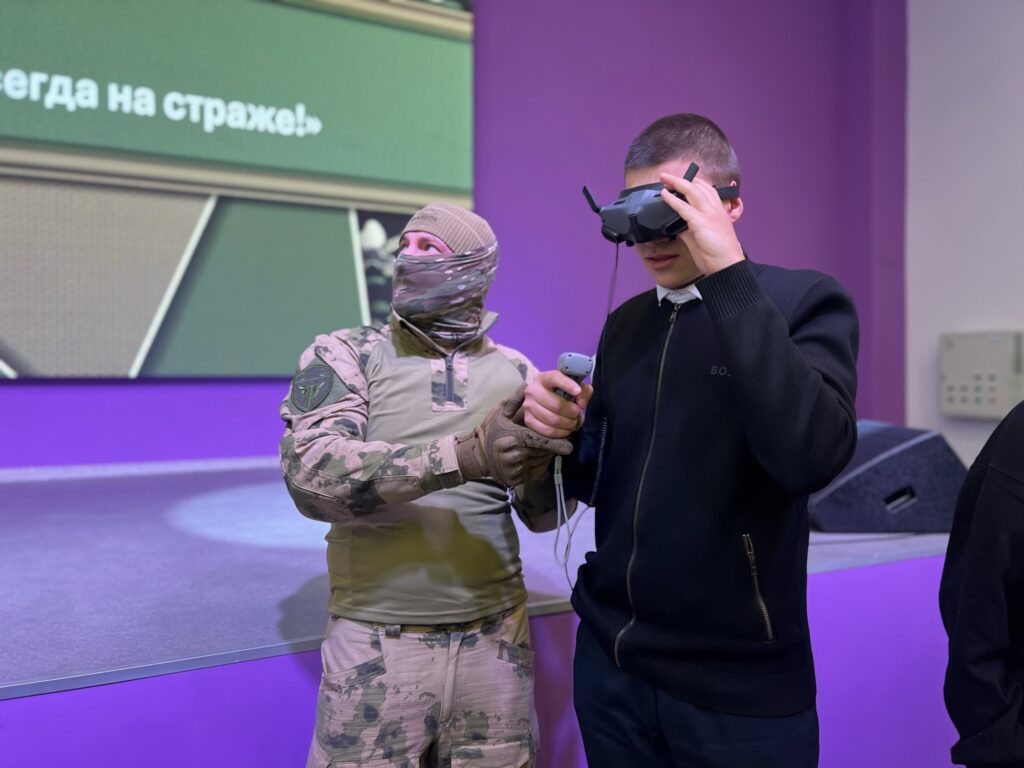 Юнармія, “музеї СВО” і сцени з загиблими: як мілітаризація на ТОТ стала частиною шкільної програми