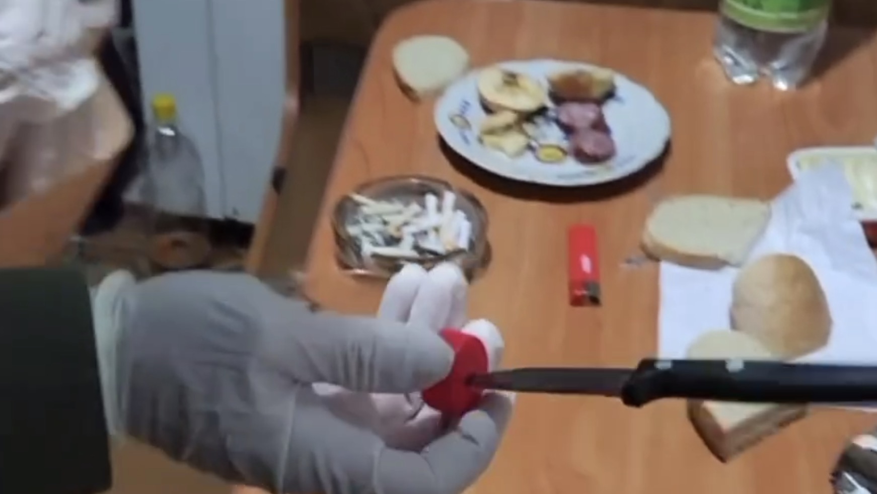 В окупованому Довжанську п’яна жінка намагалася вбити 7-річну дівчинку