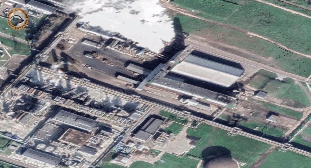 Пошкоджені виробничі потужності та розкидані уламки &mdash; зʼявилися фотографії наслідків удару по заводі в російському Дорогобужі