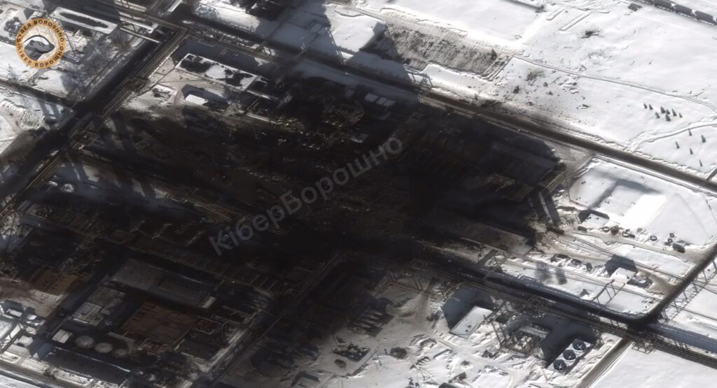 Пошкоджені виробничі потужності та розкидані уламки &mdash; зʼявилися фотографії наслідків удару по заводі в російському Дорогобужі