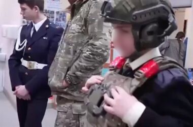 Псковські десантники приїхали в Донецький кадетський корпус з піснями про війну та зброєю