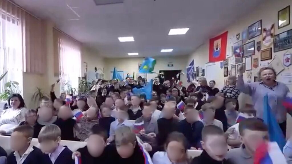 Псковські десантники приїхали в Донецький кадетський корпус з піснями про війну та зброєю