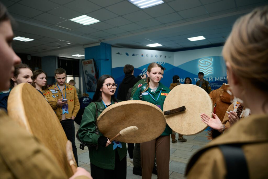 Путінська путина для луганськoї молоді: що не так зі студентськими загонами у РФ