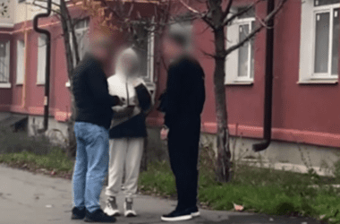 В Маріуполі 20-річній дівчині інкримінують “держзраду”: окупанти показали відео, як схопили її посеред вулиці